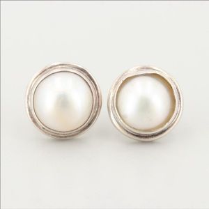 Sterling silver cultured mane pearl stud earrings.